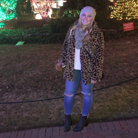 Meet your Posher, Danielle 🫶🏽 - Picture 9 of 9